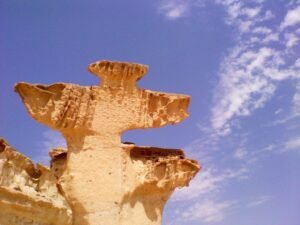 Fotografía de las Erosiones de Bolnuevo en Mazarrón durante la hora dorada, Paisaje Encantado Pueblo Mágico 2026.