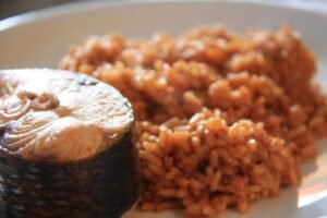 Plato de caldero mazarronero con arroz meloso y pescado de roca, gastronomía Puerto de Mazarrón 2026.